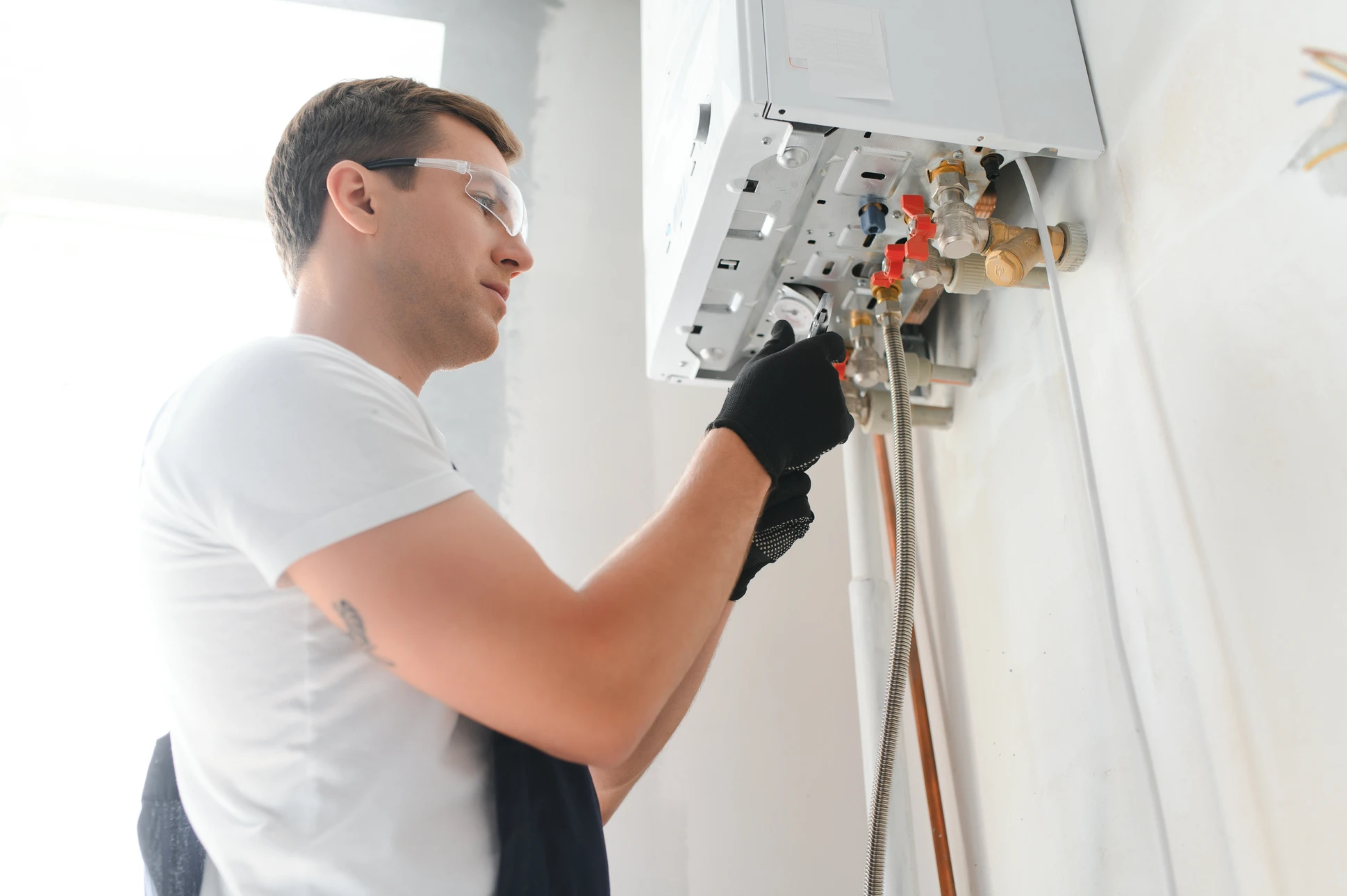 Intérieur d'atelier de maintenance, intervention sur radiateur de chauffage central