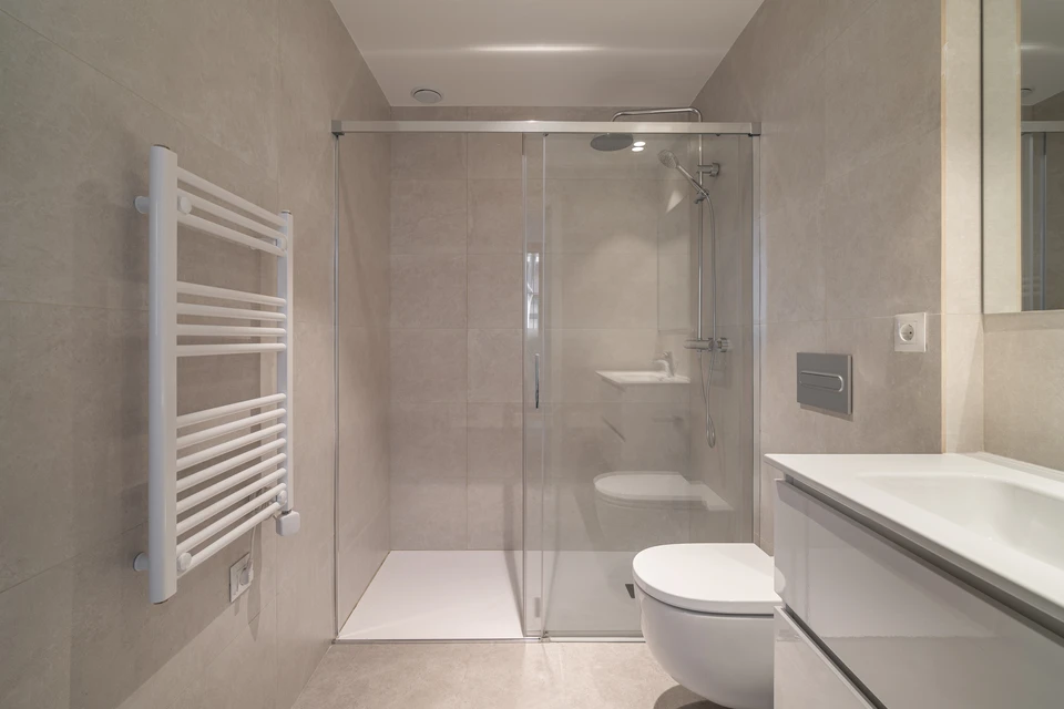 Rénovation, entretien, réparation et carrelage d'une piscine dans un Condominium