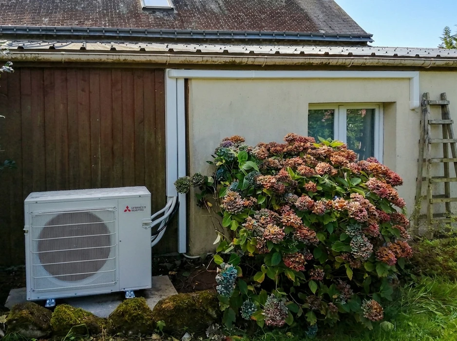 Poêle à bois autonome design ovale, finition noire mate, posé sur carrelage de protection en verre trempé, sol en parquet chêne clair